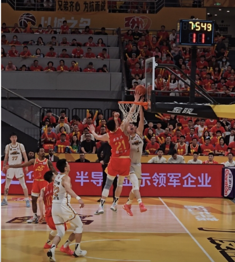 队伍的出色发挥成为比赛的亮点,震撼全场 队伍的出色发挥成为比赛的亮点,震撼全场