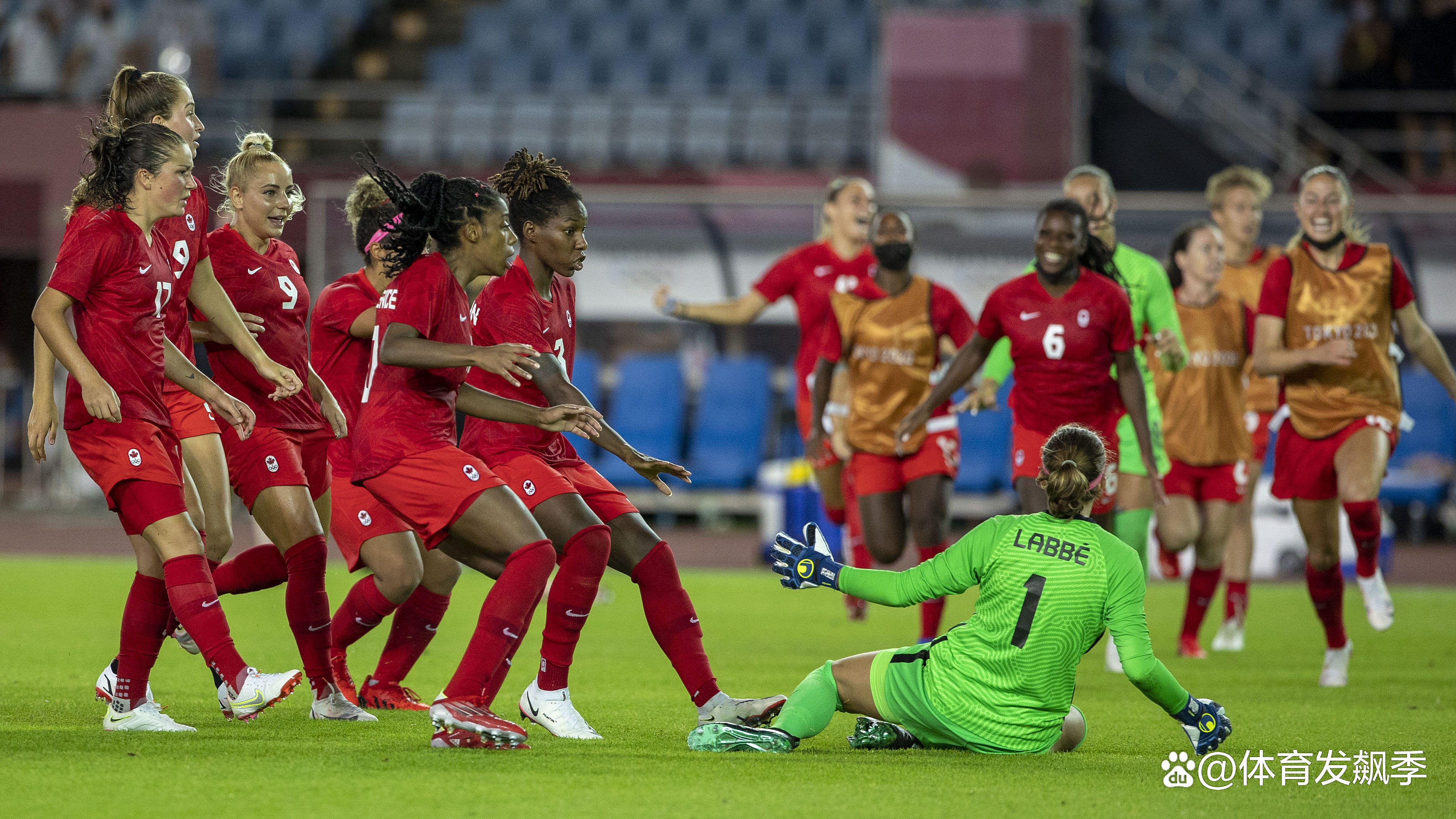 加拿大女足世界杯比赛结束，队员们高兴庆祝取得胜利的简单介绍