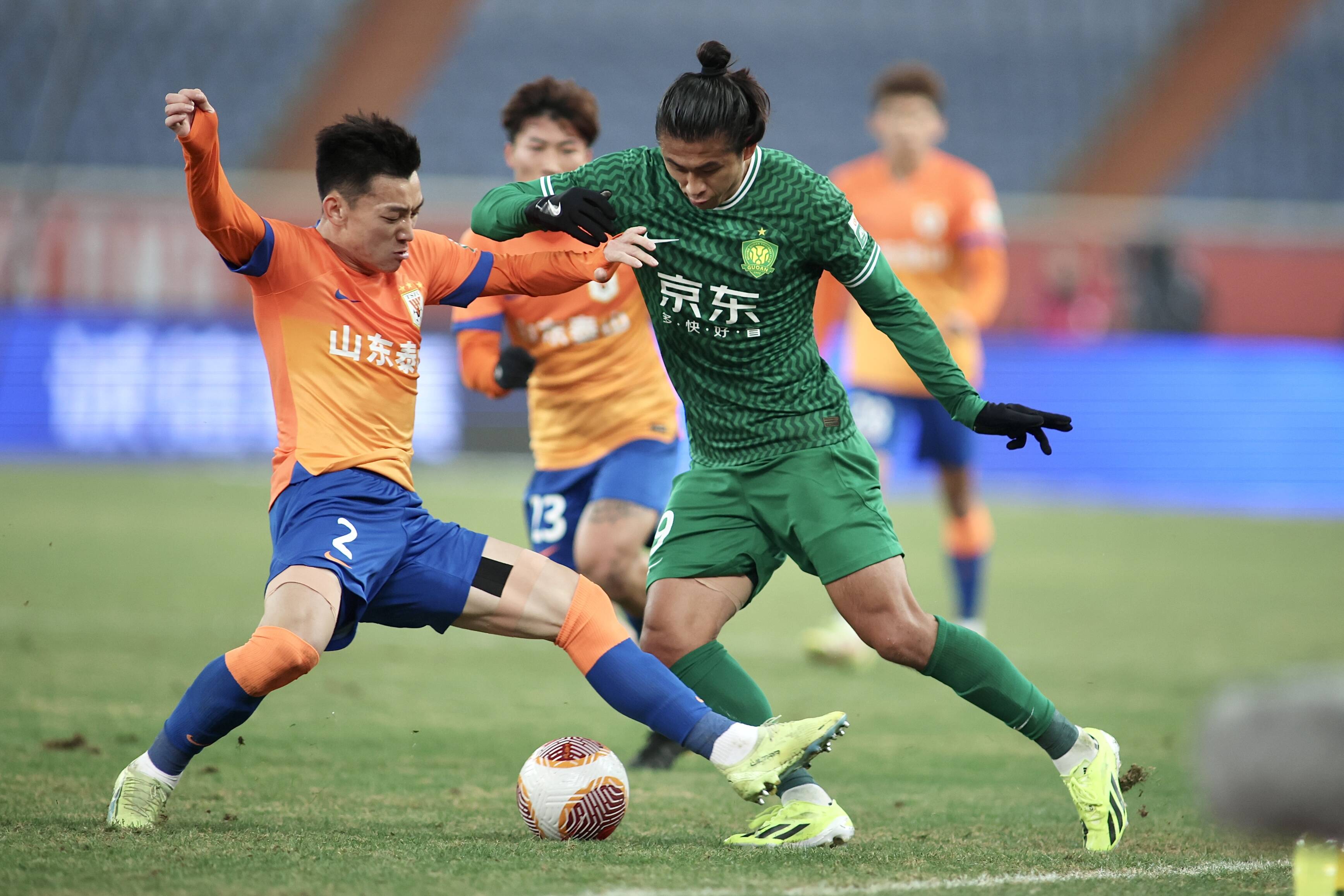 包含恒大门将神扑保住胜利，击败鲁能继续领跑！的词条