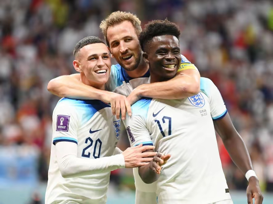 英格兰队迎战德国队，夺取关键胜利