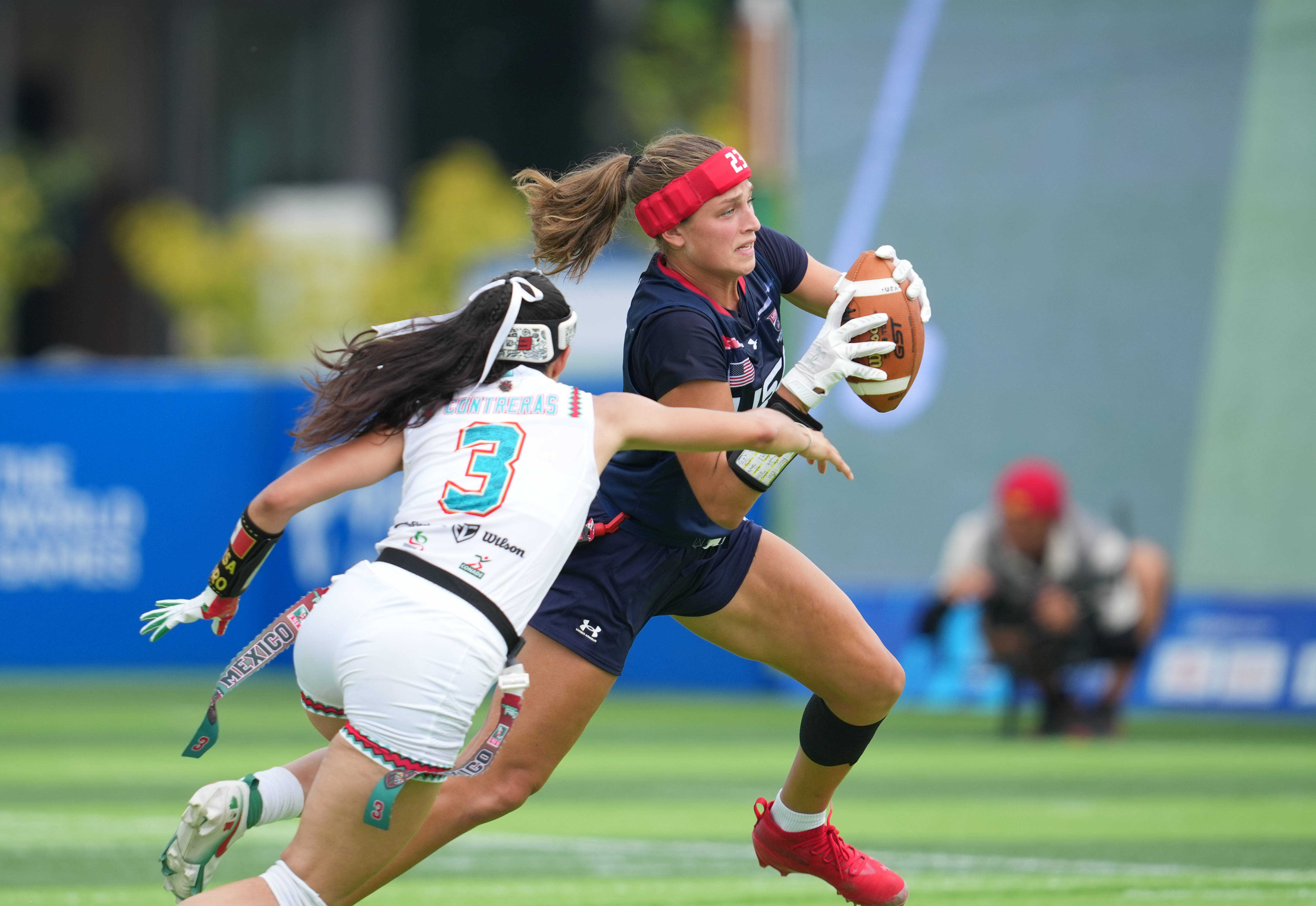 比利时女足球队举办慈善橄榄球比赛